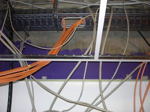 Kabeldurchführung von einer Kabeltraverse